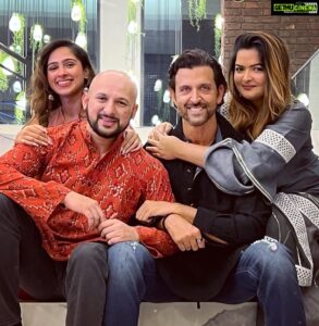 Hrithik Roshan Instagram - Hearts full of love . Eyes full of hope. Here’s looking at all of you beautiful people as we journey together around the sun one more time , this next round we shall learn to care for each other even better ! 
Let’s go ! 
Happy Diwali ❤️