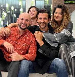 Hrithik Roshan Instagram - Hearts full of love . Eyes full of hope. Here’s looking at all of you beautiful people as we journey together around the sun one more time , this next round we shall learn to care for each other even better ! 
Let’s go ! 
Happy Diwali ❤️