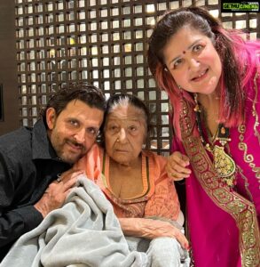 Hrithik Roshan Instagram - Hearts full of love . Eyes full of hope. Here’s looking at all of you beautiful people as we journey together around the sun one more time , this next round we shall learn to care for each other even better ! 
Let’s go ! 
Happy Diwali ❤️