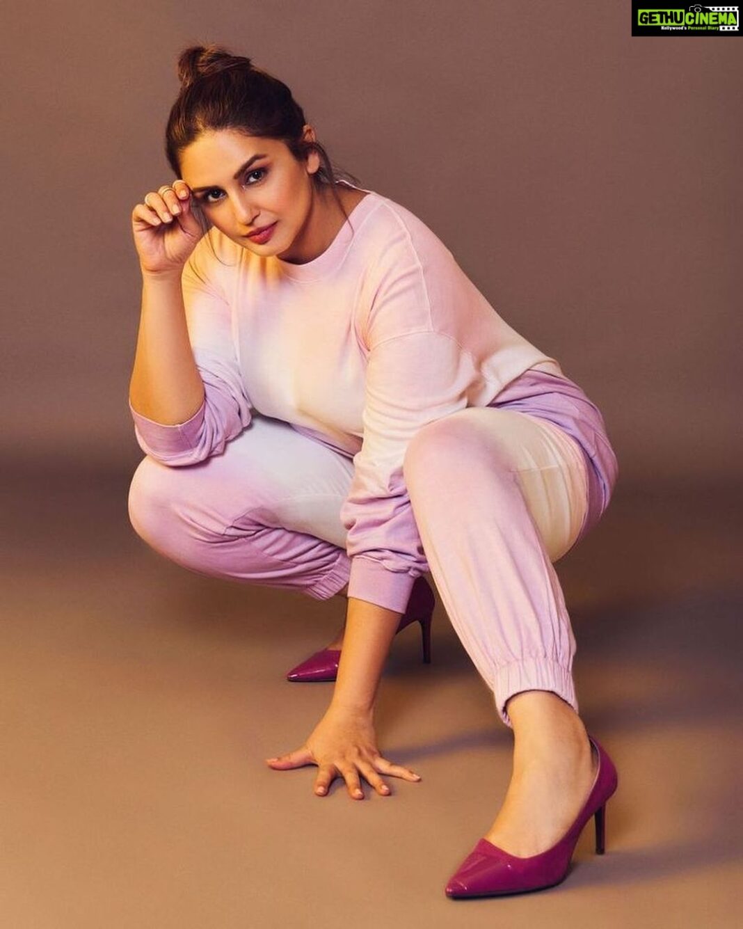 Huma Qureshi Instagram - On the prowl … #lioness #lilac #fashion #athleisure Outfit - @howwhenwearclothing Hmu - @makeupby_mahimawachher Styled by @who_wore_what_when Photography- @chandrahas_prabhu