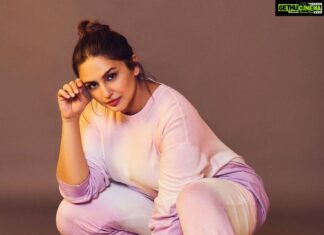 Huma Qureshi Instagram - On the prowl … #lioness #lilac #fashion #athleisure Outfit - @howwhenwearclothing Hmu - @makeupby_mahimawachher Styled by @who_wore_what_when Photography- @chandrahas_prabhu
