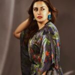 Huma Qureshi Instagram - The many moods of HQ 🥸 #humaqureshi #kaftan #vibes Outfits- @falgunishanepeacockindia Jewellry - @valliyan Shoes - @lynindia.official HMU - @makeupby_mahimawachher Styled by - @who_wore_what_when Photography- @chandrahas_prabhu