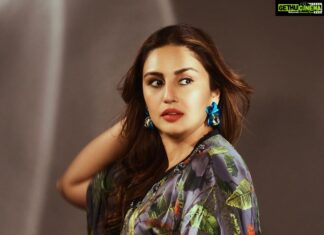 Huma Qureshi Instagram - The many moods of HQ 🥸 #humaqureshi #kaftan #vibes Outfits- @falgunishanepeacockindia Jewellry - @valliyan Shoes - @lynindia.official HMU - @makeupby_mahimawachher Styled by - @who_wore_what_when Photography- @chandrahas_prabhu