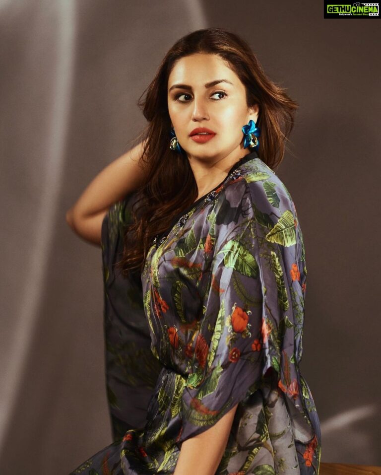 Huma Qureshi Instagram - The many moods of HQ 🥸 #humaqureshi #kaftan #vibes Outfits- @falgunishanepeacockindia Jewellry - @valliyan Shoes - @lynindia.official HMU - @makeupby_mahimawachher Styled by - @who_wore_what_when Photography- @chandrahas_prabhu