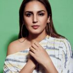 Huma Qureshi Instagram - That throwback photo dump … all smiles #throwback #allsmiles #love #laughter #jokes #banter Outfit - @tunactive Jewellery- @shopeurumme Makeup - @ajayvrao721 Hair - @susanemmanuelhairstylist Styling - @who_wore_what_when Photography- @anurag_kabburphotography #easy #sunshine #humaqureshi