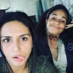 Huma Qureshi Instagram - I never saw a happier person who had just been bit by a zombie than @daisy__helen .. swipe to see #zacksnyder planning her gruesome end #armyofthedead #bts #throwback #yuck #blood #gore PS - don’t miss the protective gear ... bracing for the blood bath .... #zombie #attack 🧟‍♀️