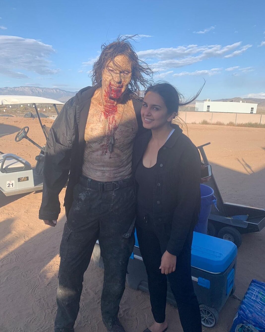 Huma Qureshi Instagram - Me and the super talented @stunt_batman aka Zombie King seen in happier times ... Slide to see me teaching him some scary moves 🤣🤣🤣 🧟‍♀️ 🧟 Chalo darra kar dikao sabko !!! Shabaash !! #shoot #tbs #armyofthedead #aotd #zombie #zombies #shootshenanigans #zacksnyder #scary