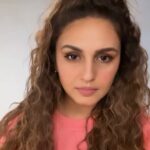 Huma Qureshi Instagram – This deserves a post .. Thanks @dabbooratnani and @manishadratnani for making me do this reel 🤣🤣🤣🤣 Fun shooting for #FitFabFeastWithHumaQureshi @zeezest. @ajayvrao721 @susanemmanuelhairstylist @mohitrai @shubhi.kumar