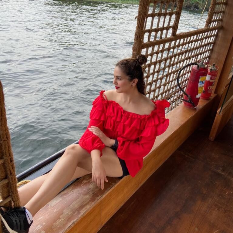 Huma Qureshi Instagram - A day in the life of a house boat ❤️#water #gratitude #joy #peace #love #red #nomad #gypsysoul