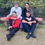 Huma Qureshi Instagram – Presenting the Xmas Photoshoot !! Qureshi’s lunch and photo op 😋🤣🤣❤️❤️ #familia #mine #love #blessed @saleems.of.delhi @amiqurbeautyclinic @saqibsaleem and cameo by @billieeilish ;-)