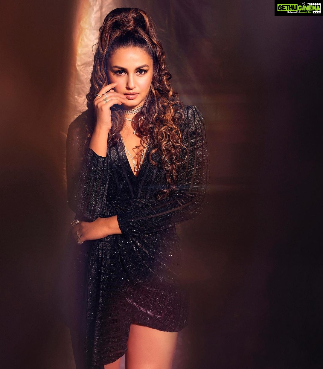 Huma Qureshi Instagram - Stop staring already 🤣🤣🤣 Yesterday for The Kapil Sharma Show @kapilsharmashow in @tisharth_by_shivani Styled by - @mohitrai Assisted by - @shubhi.kumar Necklace by- @karishma.joolry Rings by- @diosaparis @karishma.joolry Earing by- @ayanasilverjewellery Shoes @publicdesire Makeup by - @ajayvrao721 Hair by - @Susanemmanuelhairstylist Photographed by - @tejasnerurkarr