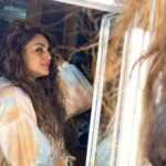 Huma Qureshi Instagram - Mirror Mirror on the wall ... Said Noone .. photo credit @miramakeup #glasgow #shoot #bts #vanity #vanitymirror #poser @ajayvrao721