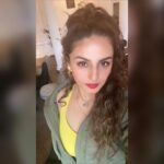Huma Qureshi Instagram - 💚💋@ajayvrao721 #glasgow #neon #color #redlips #selfstyled #live #stylecheck #curlyhair #dontcare