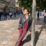 Huma Qureshi Instagram – Sun Kissed in #Glasgow PS – Mask is in the bag 😷 😝 #sunkissed #walk