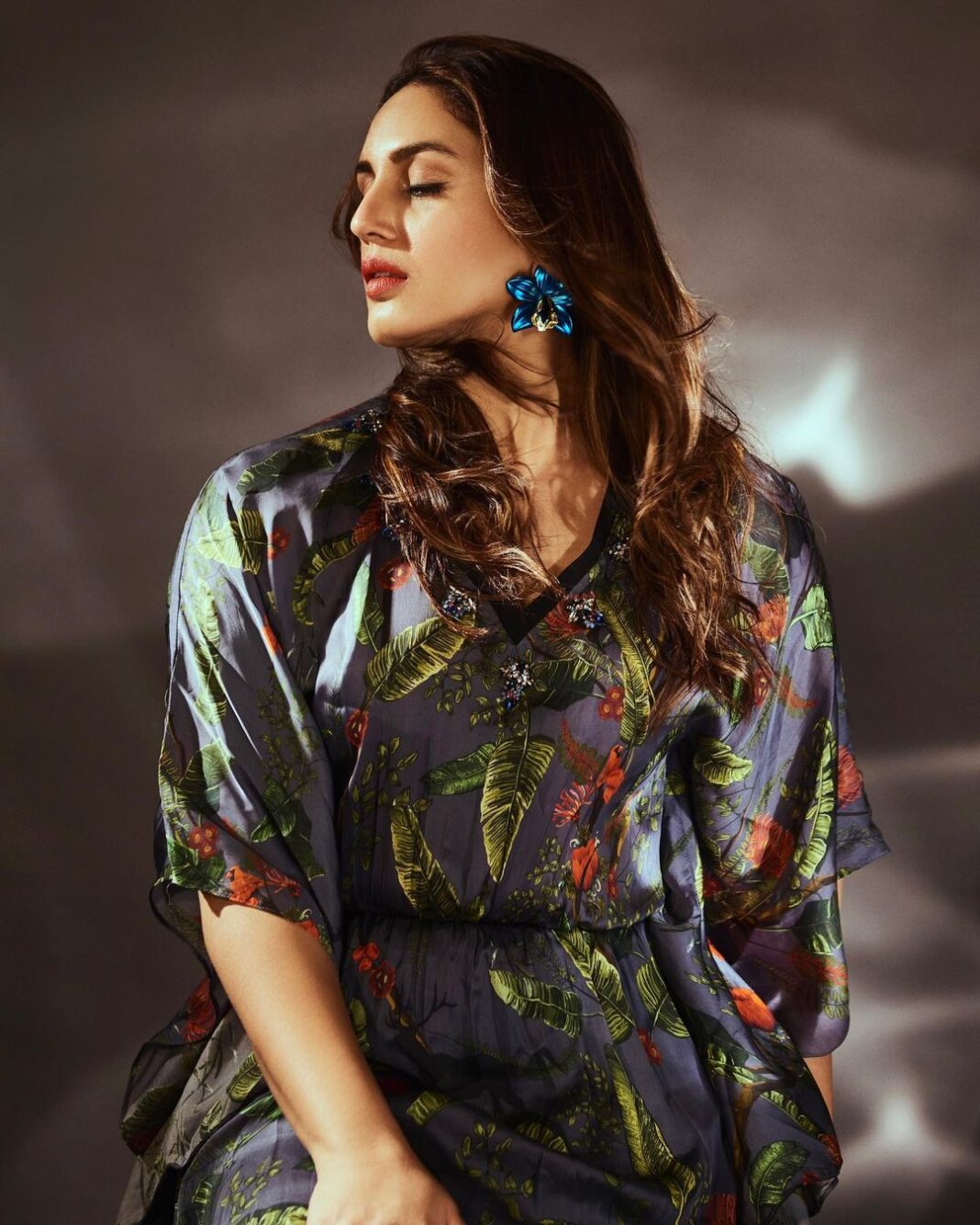 Huma Qureshi Instagram - The many moods of HQ 🥸 #humaqureshi #kaftan #vibes Outfits- @falgunishanepeacockindia Jewellry - @valliyan Shoes - @lynindia.official HMU - @makeupby_mahimawachher Styled by - @who_wore_what_when Photography- @chandrahas_prabhu