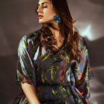 Huma Qureshi Instagram - The many moods of HQ 🥸 #humaqureshi #kaftan #vibes Outfits- @falgunishanepeacockindia Jewellry - @valliyan Shoes - @lynindia.official HMU - @makeupby_mahimawachher Styled by - @who_wore_what_when Photography- @chandrahas_prabhu