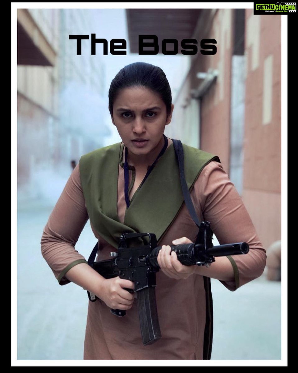 Huma Qureshi Instagram - I’m gonna kill Covid , I swear 🤣🤣🤣 #throwback Who says you can’t have fun while shooting an intense series .. This photo was taken by @shanksthekid - the warmest sweetest ‘zen’ director who has the most morbid dark cinematic ideas 🤣 I was being goofy and posing with guns😋 btw he directed Episode 3 and 4 .. Miss shooting and miss the laughter .. Thank you for sending me this today sir and it made me think of the crazy journey we have been together on .. #miss #nostalgia #funtimes #crazytimes #Leila #netflix @netflix_in #shooting #socialdistancing #quarantinelife #quarantine #boss #bosslady