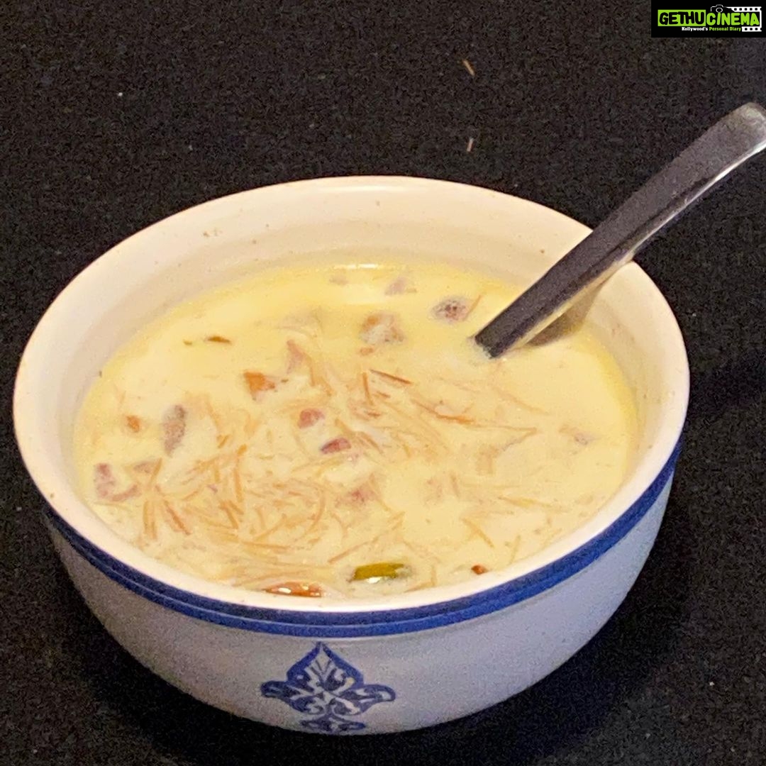 Huma Qureshi Instagram - Eid मुबारक ❤️ This Eid is unlike any other .. My heart is full of Gratitude for everything I am blessed to have (including this sheer korma) .. and full of prayers for everyone out there 💕🙏🏻 #staystrong #stayhome #eidmubarak #sheerkorma #socialdistancing #eid #weareinthistogether Jaldi milenge doston... tab tak aap mere banaye sheer kormein ki photo ko ‘’like’ ki jiye ... 😜#cheflife #chef #cooking #quarantine #quarantinelife #quarantinechef