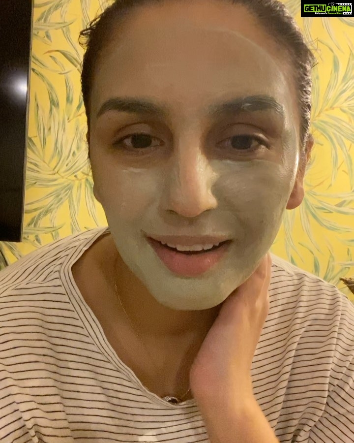 Huma Qureshi Instagram - When your facemask is your new quarantine makeup ... A very important message coz - Eid is coming !!! #eidmubarak #quarantinemakeup #facemask ##eid #2020 #stayhome #newnormal PS - This is why late night TV is not recommended by doctors .. coz no one to stop me from making these videos 🤣🤣 Outfit - old @zara top with small holes Facemask @forestessentials (not a paid endorsement) Hair and Makeup - moi Styling - moi