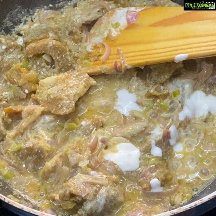 Huma Qureshi Instagram - Aaj raat ko kya ban raha hai ?? Guys, Please give a huge shout out to @fun_food_n_fundaas She makes the yummiest food with so much pyaar ( and attention to my diet) .. A food connoisseur, a mamma who shows her love by feeding you , she swears by ‘the magic of home style cooking’ and knows a lot of cool local joints for Bambaiya khana.. Please show her some love .. while I eat my keto pizza (Photo in my story🥰) #love #gratitude #foodlover #keto #ifftar #lockdown This lockdown has given her time to think and re-discover her one true love ‘food’ #positivity #positivevibes Follow her for more recipes and conversations about food ...