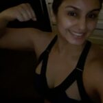 Huma Qureshi Instagram - Raat ko before sleeping ... must do #homeworkout !! #nightworkout Thank you @daquini_activewear for my workout gear ! #fitness #Day5 #21daylockdown Bandra West