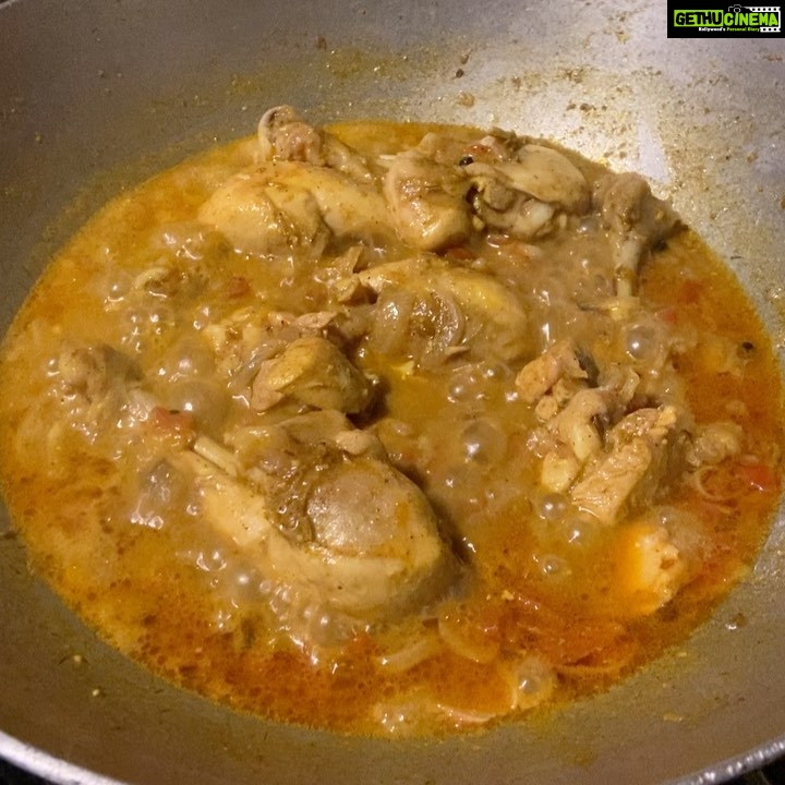 Huma Qureshi Instagram - Just made my dad proud today .. by cooking dinner in true blue ‘qureshi istyle‘ .. Mohd Saleem Qureshi actually approved my recipe!!!! Cooking is in my the genes I told him 😉 Will sleep happy today @wearesaleems #saleems #blessed #Day2 #cookingtherapy #21daylockdown #socialdistancing #quarantine #soulfood Can’t wait to see Dad and cook for him soon ❤️ Bandra West