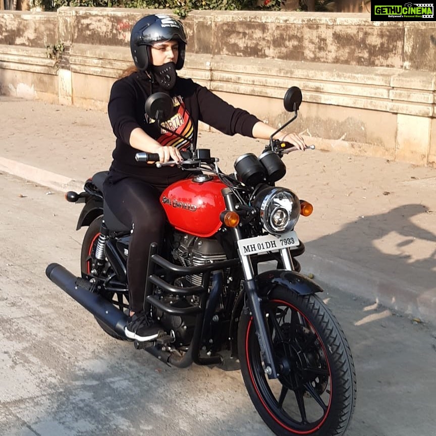 Huma Qureshi Instagram - Zen and the Art of Motorbiking ... and getting over your fear #bikergirl #zen #motorbike #humaqureshi #mumbai #roads #sunday