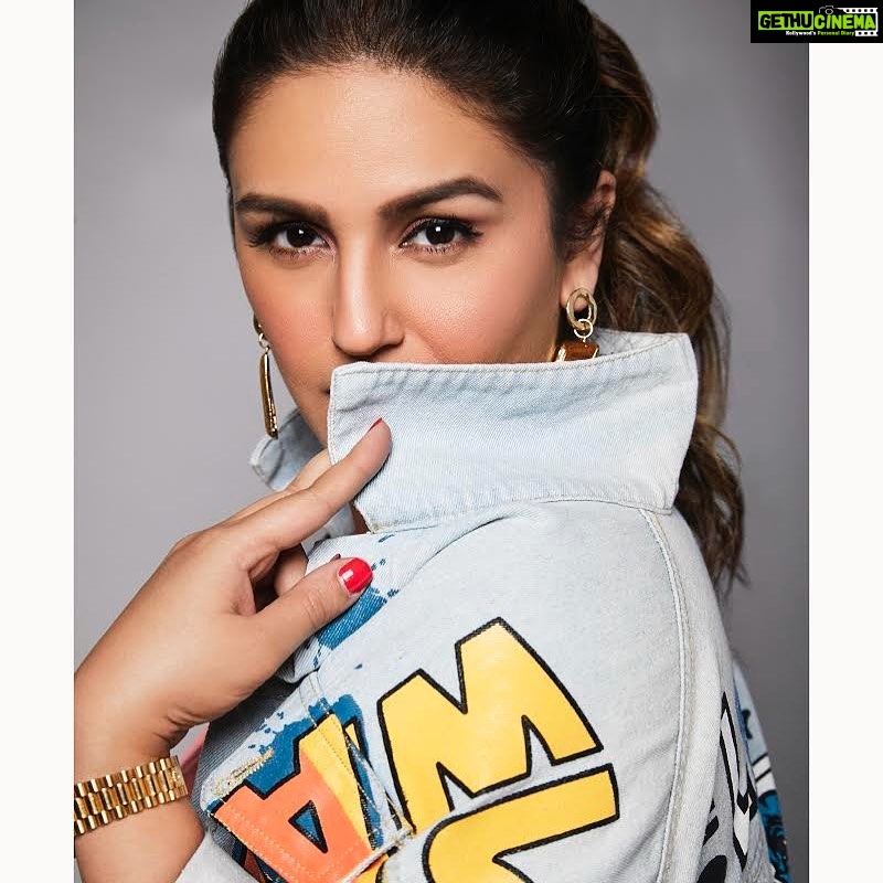 Huma Qureshi Instagram - Collar up !! #lastnight #vibe Jacket- @mashbymalvikashroff Skirt- @lovegen_official Ear rings- @minerali_store Shoes- @woodlandexploremore Fashion director- @officialkavitalakhan Sr. Stylist- @aeshu_lalan MUA- @simua_996 Hair- @sanapathan104 Photographer- @nupur.agarwal.photography