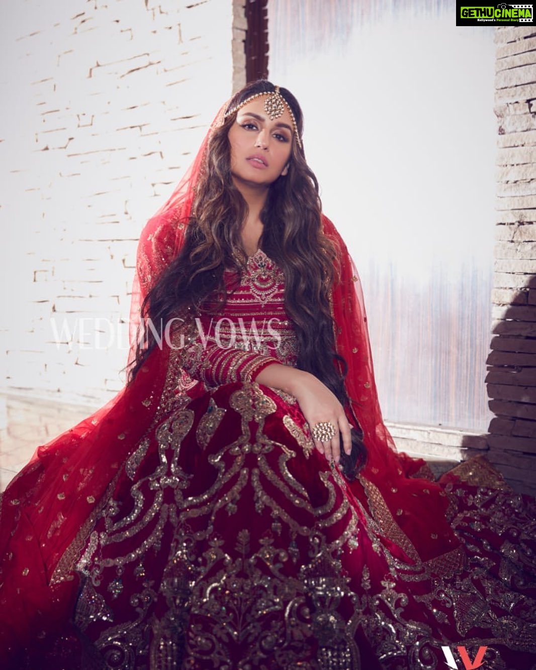 Huma Qureshi Instagram - Attitude huh ? Same dress .. Diff pose @weddingvows.in Produced by: @maximus_collabs_ Photographer: @kadamajay Styled by: @officialkavitalakhani Assisted by: @aeshu_lalan Hair: @sanapathan104 Makeup: @ajayvrao721 Jewellery: @pooja.beautifullyyours Location partner: @hyattregencymumbai Media Director: @media.raindrop Team Wedding Vows: @NadiiaaMalik Designer: @mohsin.naveed.ranjh #love #redhot #lehenga #humaqureshi #shoot #luxury #covergirl
