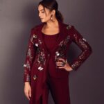 Huma Qureshi Instagram - Sit down chat with @netflix_in .. but standing up for this photu 😝 #shy #coy #love #gratitude #netflix #interview Outfit- @jhelum_fashion_house @labelkaleido Ear rings & rings- @minerali_store Heels- @charleskeithofficial Fashion director- @officialkavitalakhani Sr. Stylist- @aeshu_lalan Photo @nupur.agarwal.photography Makeup @sahithya.shetty