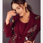 Huma Qureshi Instagram - Feeling too coy ... Sit down chat with @netflix_in #shy #coy #love #gratitude #netflix #interview Outfit- @jhelum_fashion_house @labelkaleido Ear rings & rings- @minerali_store Heels- @charleskeithofficial Fashion director- @officialkavitalakhani Sr. Stylist- @aeshu_lalan Photo @nupur.agarwal.photography Makeup @sahithya.shetty