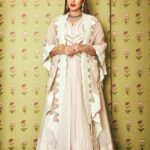Huma Qureshi Instagram - Chalo Diwali Time ❣ Outfit: @anamikakhanna.in Jewellery: @asmotiwala and kangan @anmoljewellers Fashion Director: @kavs1977 Makeup @ajayvrao721 Hair @sanapathan104 #diwali #dressup #festival #favorite