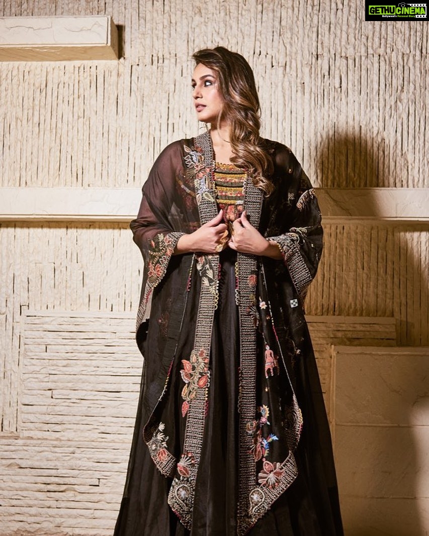 Huma Qureshi Instagram - Choti Diwali Night... #chotidiwali #diwali #nights #home #backhome #mumbai Outfit -Anamika Khanna @Anamikakhanna.in Earring -outhouse jewellery @outhousejewellery Ring- One_nought_one_one @one_nought_one_one Fashion director: @kavs1977 Make up - @savleenmanchanda Hair - @sanapathan104 Photos - @tina_motwani