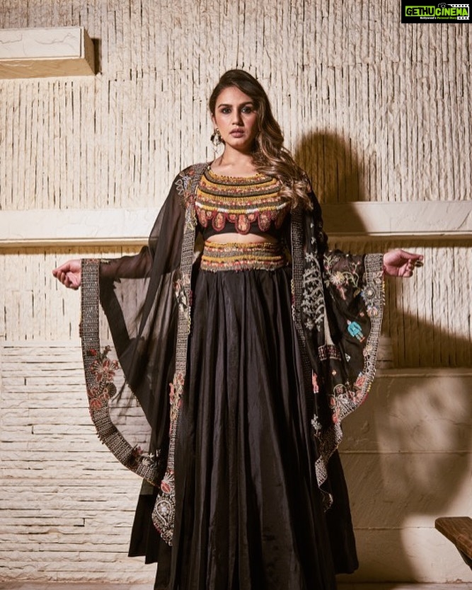 Huma Qureshi Instagram - Choti Diwali Night... #chotidiwali #diwali #nights #home #backhome #mumbai Outfit -Anamika Khanna @Anamikakhanna.in Earring -outhouse jewellery @outhousejewellery Ring- One_nought_one_one @one_nought_one_one Fashion director: @kavs1977 Make up - @savleenmanchanda Hair - @sanapathan104 Photos - @tina_motwani