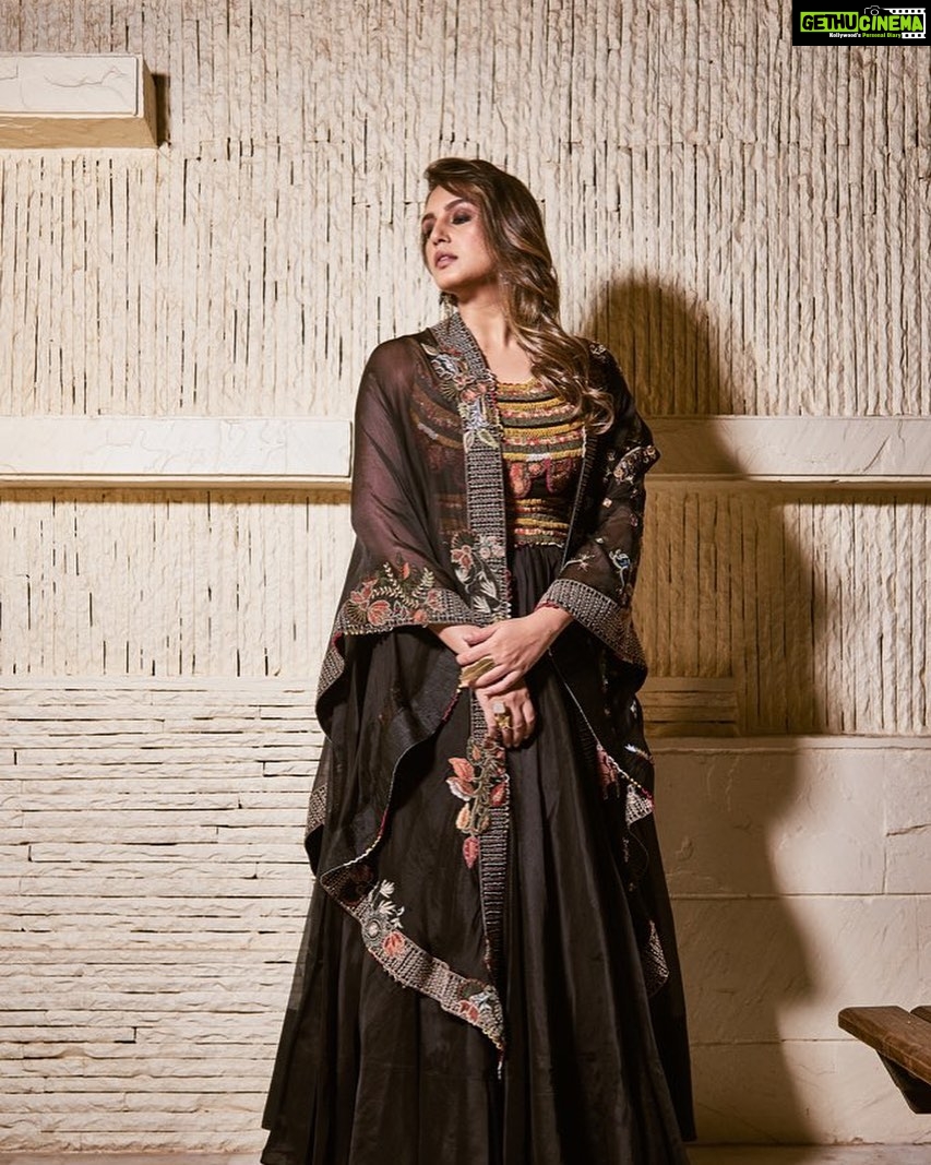 Huma Qureshi Instagram - Choti Diwali Night... #chotidiwali #diwali #nights #home #backhome #mumbai Outfit -Anamika Khanna @Anamikakhanna.in Earring -outhouse jewellery @outhousejewellery Ring- One_nought_one_one @one_nought_one_one Fashion director: @kavs1977 Make up - @savleenmanchanda Hair - @sanapathan104 Photos - @tina_motwani