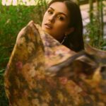 Huma Qureshi Instagram - Dancing Queen 💃 Photo @sashajairam Makeup @anasafazada Hair @artistrybynigin Fashion director @kavs1977 Outfit @aanchalchandaofficial Sourcing agency @vandafashionagency Earrings @outhousejewellery #fashion #luxury #style #humaqureshi #losangeles #garden #secret Los Angeles, California