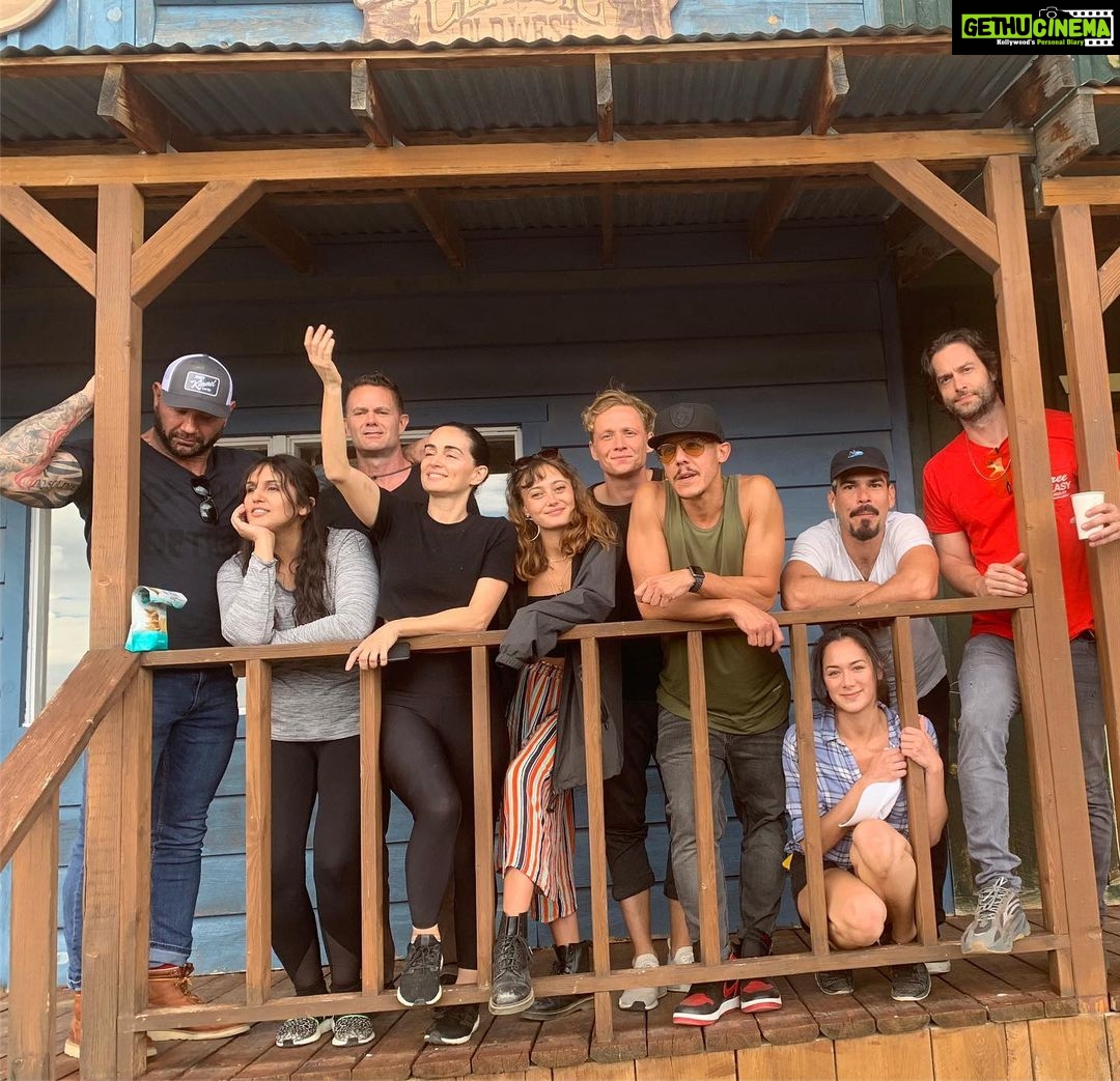 Huma Qureshi Instagram - In which we all wait for the only one NOT on Instagram .. #NoraArnezeder Such a star πΉπ€© The kids #AOTD @davebautista @ella_purnell @adelareguera @theorossi @matthiasschweighoefer @raulcastillo @chrisdelia @sam.antha.win @garretdillahunt Sorry @omarihardwickofficial this time we left you out π€ͺβ€οΈ #ArmyOfTheDead #zacksnyder @netflix_in π§ββοΈ π§ββοΈ Alburquerque, New Mexico