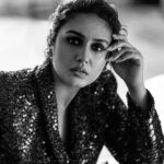 Huma Qureshi Instagram - What’s on your mind ?? 💭 Photo @josephradhik Styling @sanjanabatra Makeup and Hair @vipulbhagatmakeupandhair #mind #mood #thoughts #blackandwhitephotography #browngirl