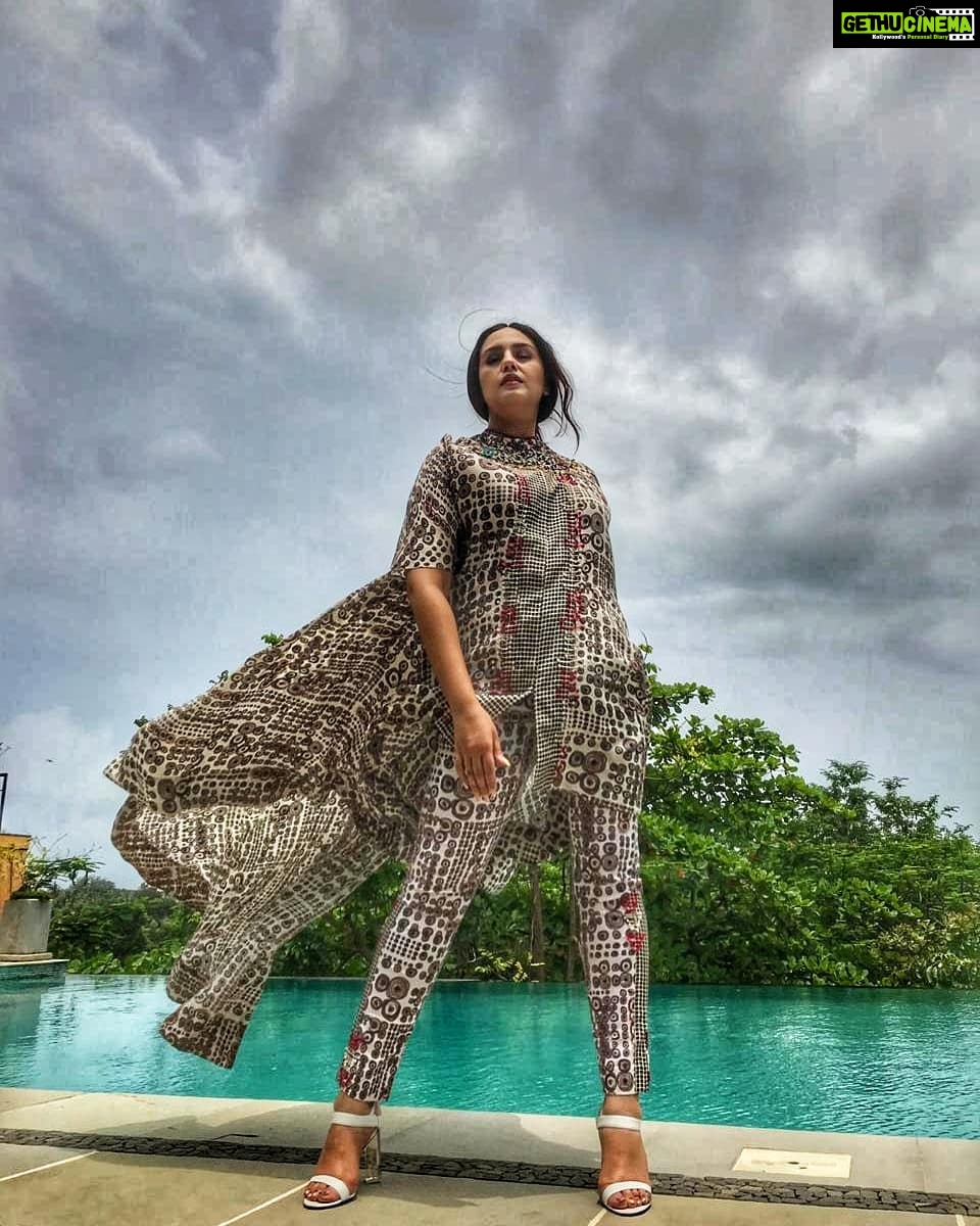 Huma Qureshi Instagram - All Superheroes need a cape π¦Έββ Saving the world ... Singing #Skyfall #Adele #whodoesntlikeadele β€οΈππ€© β Let the sky fall When it crumbles We will stand tall Face it all together β #superhero #feels #skyfall . . . . Stylist - @aasthasharma Designer - @anamikakhanna.in Shoes - @charleskeithofficial Jewellery - @amrapalijewels Hair & makeup - @kin_vanity