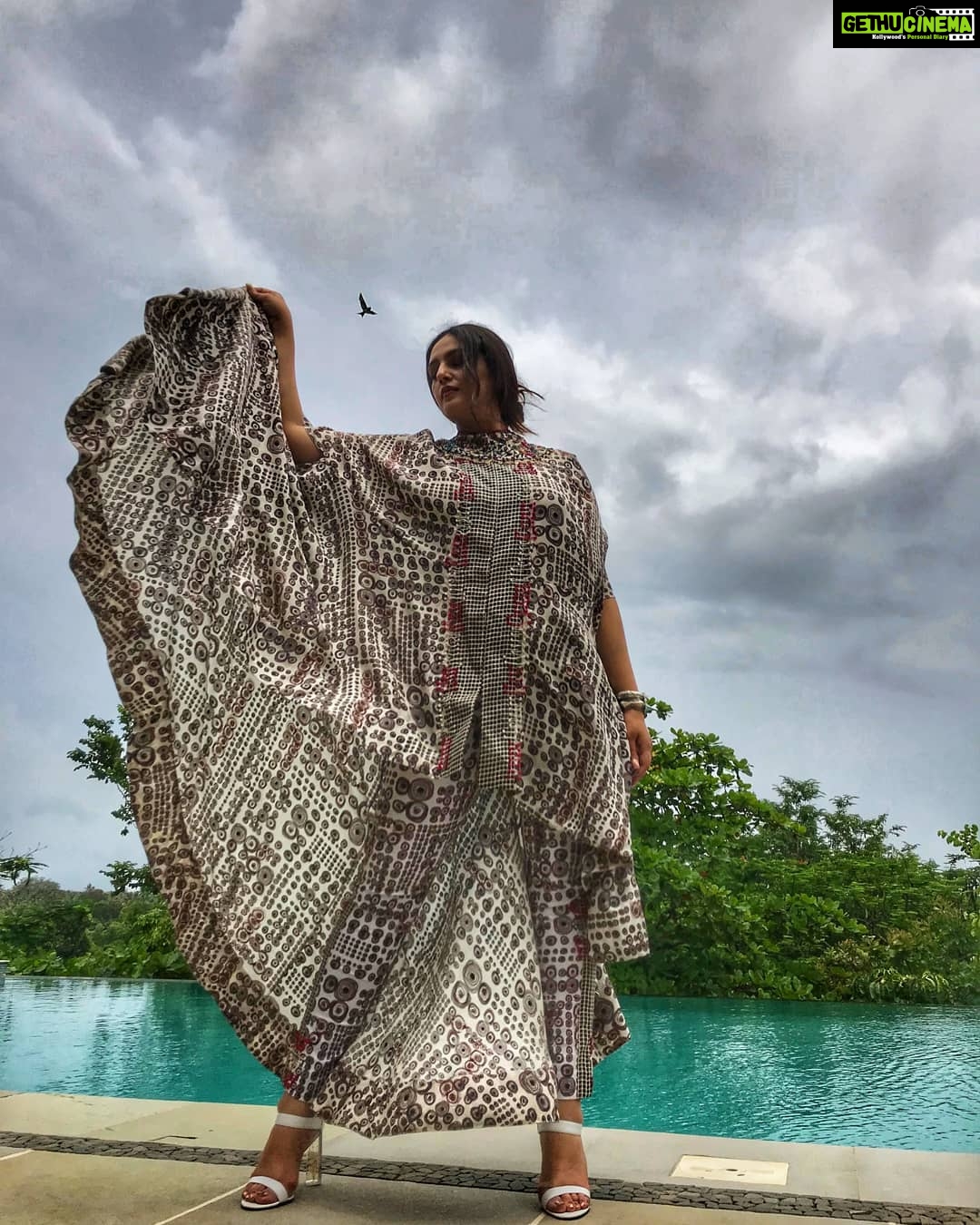 Huma Qureshi Instagram - Huma (in Arabic) means a mythical bird. If she flies over your shoulder and casts it’s shadow on you ... well , it can change your fortune 😜🤩❤️#humaqureshi #fortune #luck #love Stylist - @aasthasharma Designer - @anamikakhanna.in Shoes - @charleskeithofficial Jewellery - @amrapalijewels Hair & makeup - @kin_vanity