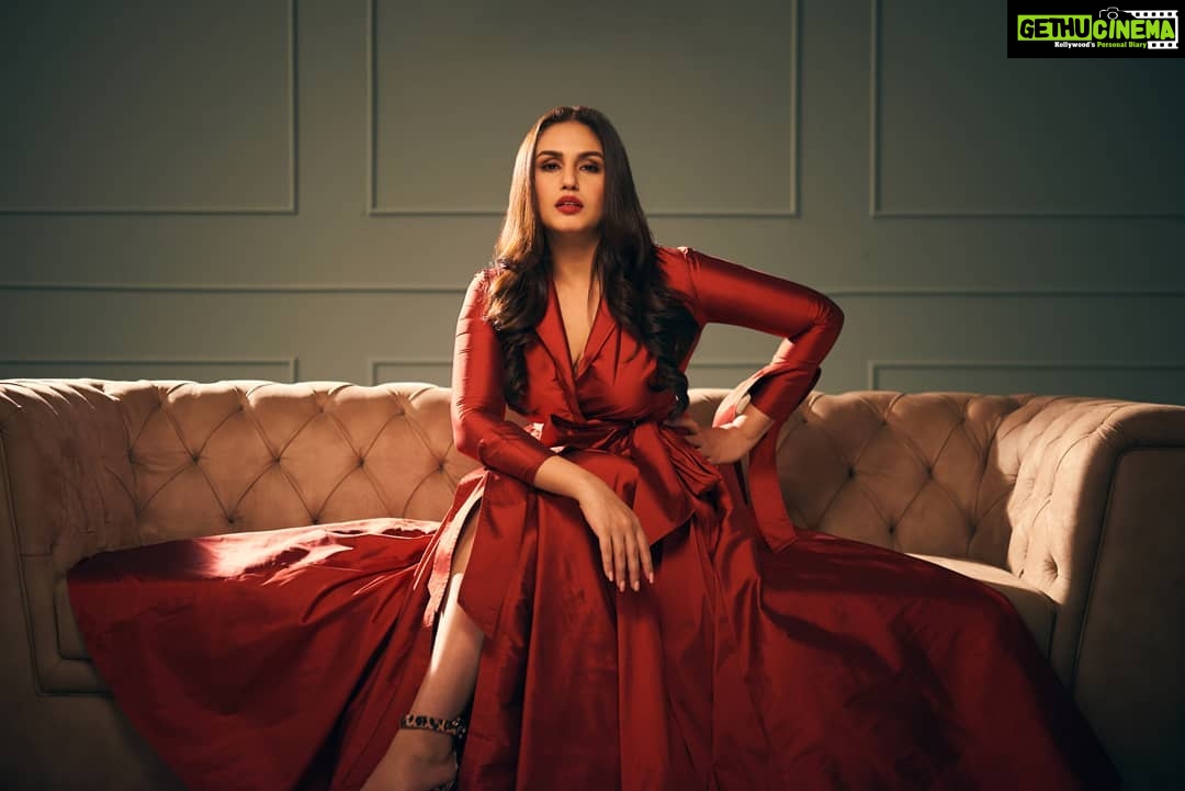 Huma Qureshi Instagram - Striking a different pose everytime!! HQ x Netflix @netflix_in 📷 - @yash_v_bhadauria Styled by - @mohitrai @harshitadaga01 Outfit - @aanchalchandaofficial Sourcing agency - @vandafashionagency Make up - @ajayvrao721 Hair - @susanemmanuelhairstylist Earings - @aquamarine_jewellery Heels - @aldo_shoes