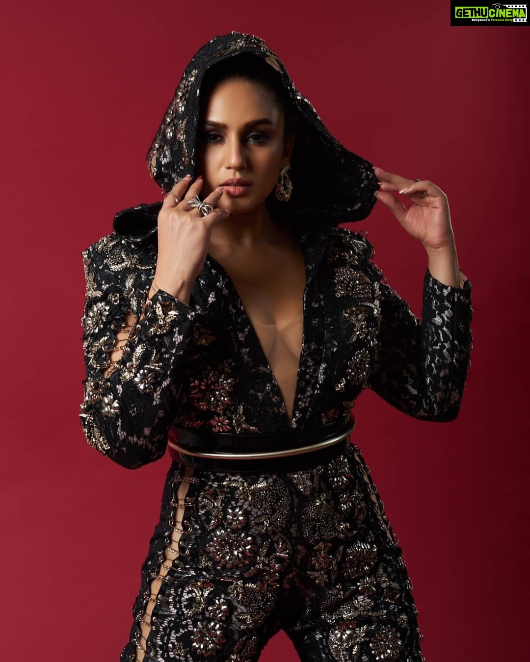 Huma Qureshi Instagram - MissIndia2019 #aboutlastnight Designer: @robertabinader š·: @yash_v_bhadauria Makeup: @ajayvrao721 Hair: @susanemmanuelhairstylist Earring: @hcraftjewellery Rings : @mirarijewels, @gehnajewellers1 Styled by : @wardrobist, @aasthasharma, @malvika_tater, @iammanisha #missindia2019 #Fashion #love #ootd