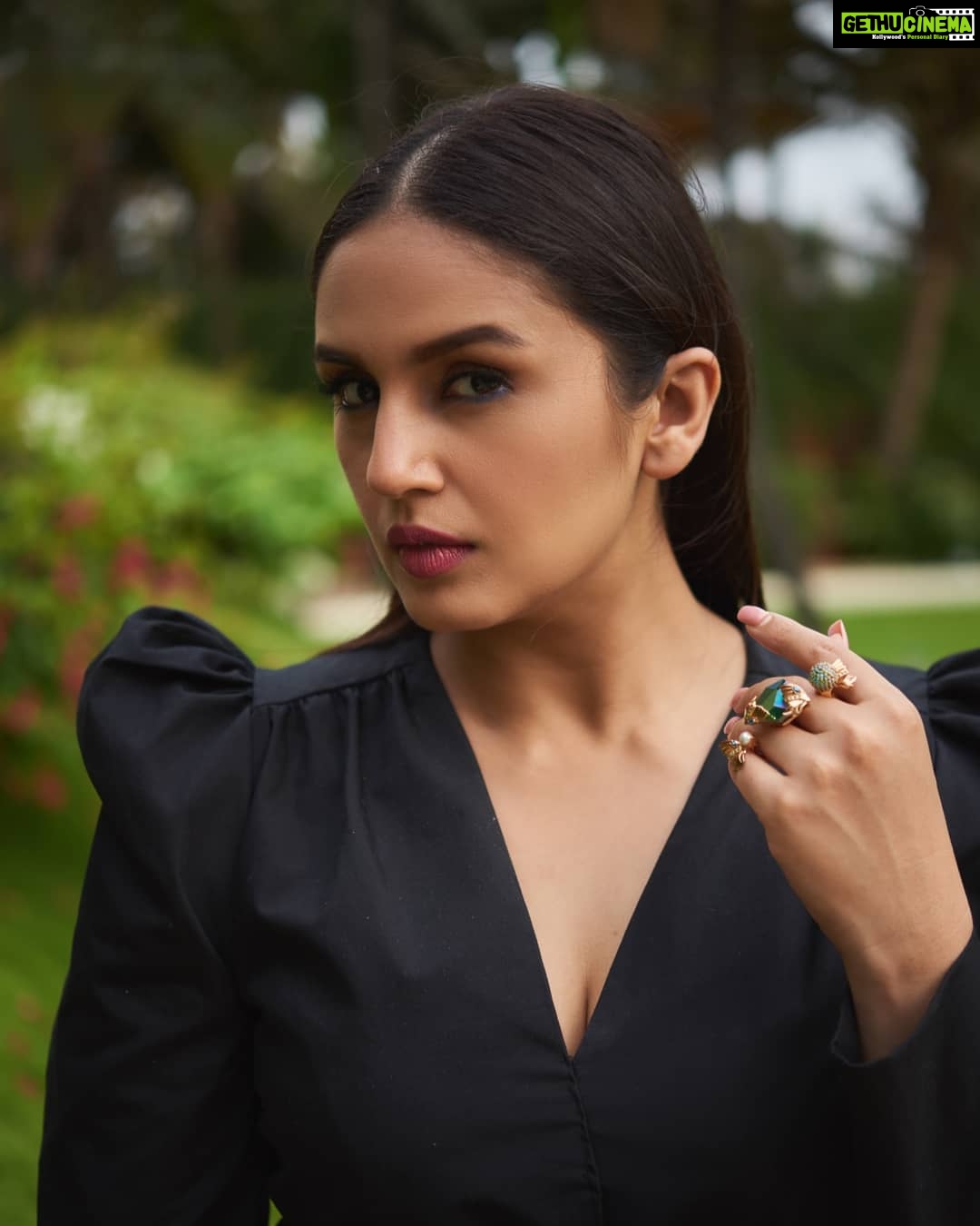 Huma Qureshi Instagram - Promotion mode on for #Leila!! 📸 - @yash_v_bhadauria Styled by - @mohitrai @harshitadaga01 @tarangagarwal_official Make up - @ajayvrao721 Hair - @susanemmanuelhairstylist Top & pants - @zara Rings - @outhousejewellery Heels - @heatwaveindia @instagladucame #OOTD #throwback #Fashion #love