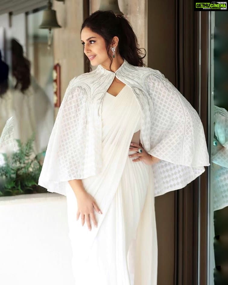 Huma Qureshi Instagram - Sari not Sorry!! #livevictoriously @greygoose @fetch_india @pankhurifetch All clothing - @gauravguptaofficial Earrings and ring - @officialfaberge Shoes - @sophiawebster Styled - @ayeshaaminnigam @shauryaathley Hair and make up - @shaanmu 📷 -@frozenpixelstudios @atrayeeduttagupta #greygooselife #cannes #2019 #Cannes2019