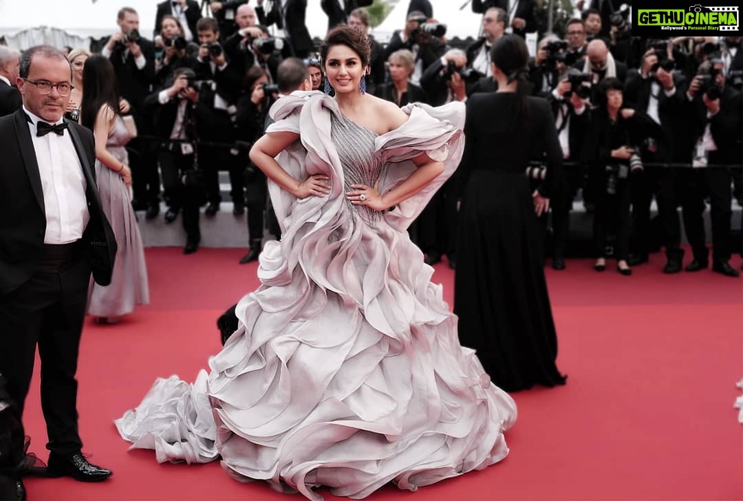 Huma Qureshi Instagram - Very #gamesofthrones Feels 💃💃 #livevictoriously @greygoose @fetch_india @pankhurifetch Dress - @gauravguptaofficial Jewellery- @chopard Styled - @ayeshaaminnigam @shauryaathley Hair and makeup - @shaanmu 📷 - @greygoose @atrayeeduttagupta #greygooselife #cannes #2019 #Cannes2019