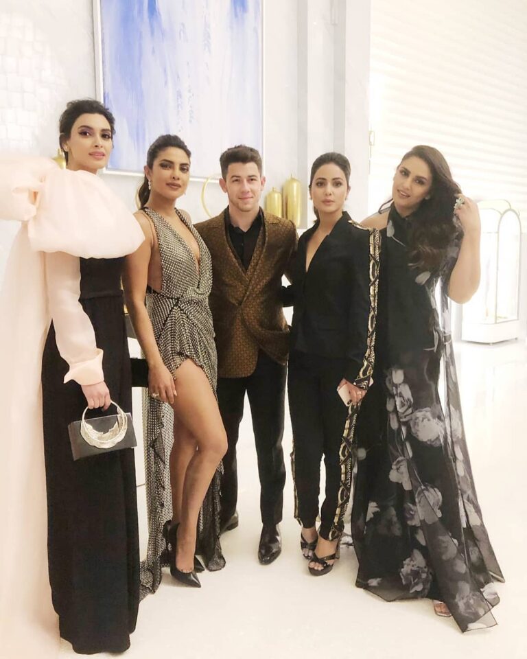 Huma Qureshi Instagram - Strong women support each other, Real women support each other. Thank you @priyankachopra and @nickjonas jiju for making our night about Desi Girl Power. @dianapenty @realhinakhan @chopard  #livevictoriously @greygoose  @fetch_india @pankhurifetch  #greygooselife #cannes #2019  #Cannes2019