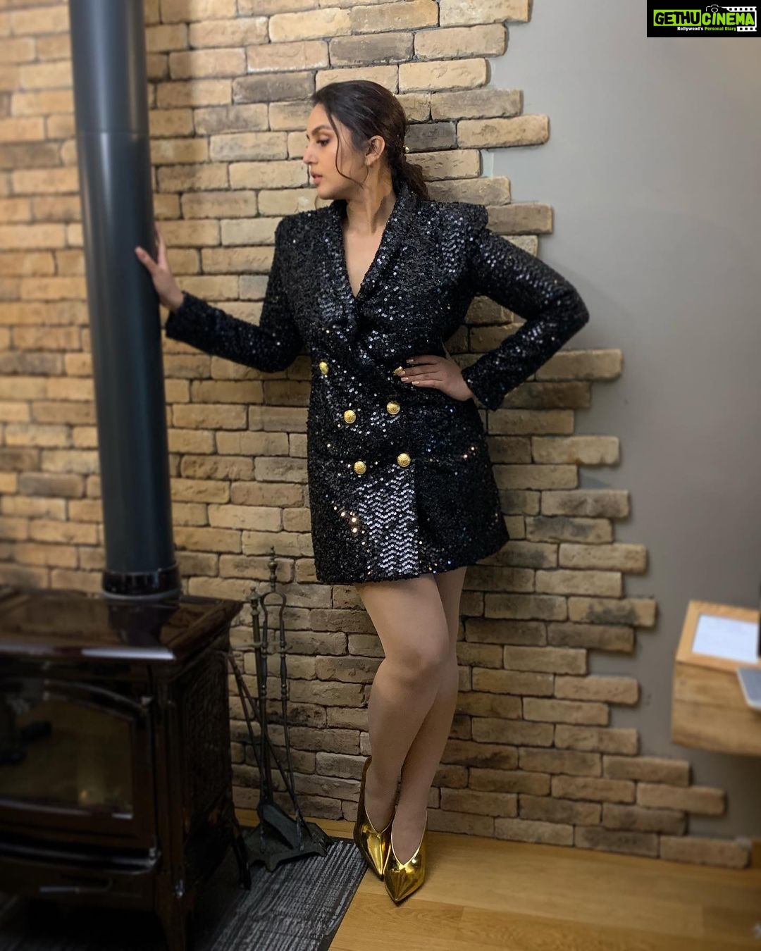 Huma Qureshi Instagram - Day 1 - Indoors or Outdoors nothing beats a classic blazer !! Blazer-Dress @balmain @olivier_rousteing Shoes @stellamccartney Hair pins @misho_designs Bag @alexandermcqueen Hair and make up @shaanmu Styled by @ayeshaaminnigam @shauryaathley @fetch_india @pankhurifetch @greygoose @airbnb #greygooselife #livevictoriously #cannes #2019 Cannes, French Riviera, France