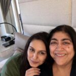 Huma Qureshi Instagram - In bed with OBE @gurinder.chadha 🤣🤣 who is making a documentary on ‘Pizzas and Gurudwaras’ after her historic sale at the Sundance !! 🤣🤣