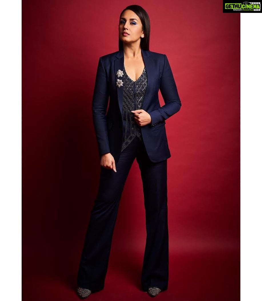 Huma Qureshi Instagram - Bawse Girl ! #bawse #boss #bosslady #pants Outfit: @falgunishanepeacockindia Jewellery: @jet_gems Shoes: @jimmychoo Styled by @mohitrai @nidasshah @harshitadaga Makeup @ajayvrao721 Hair @susanemmanuelhairstylist Thank you @nexbrands.inc for the award tonight #BrandVisionSummit