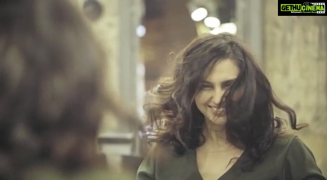 Huma Qureshi Instagram - On days like this, when my hectic shoot life leaves my hair in a perpetual mess, I love squeezing in my quick, personalized 20 minute in-salon treatment by Serie Expert Powermix by @lorealpro. YES, you heard that right, 20 minutes is all it takes!! This #InstantHairFix, is an absolute saviour on any bad hair day! THANK YOU @geetanjalisalon & @lorealpro. #lorealprofindia #instanthairfix #serieexpert #sp #hairtransformations Geetanjali Salon